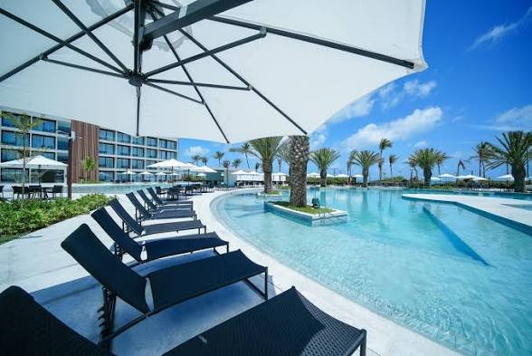 Piscina do resort